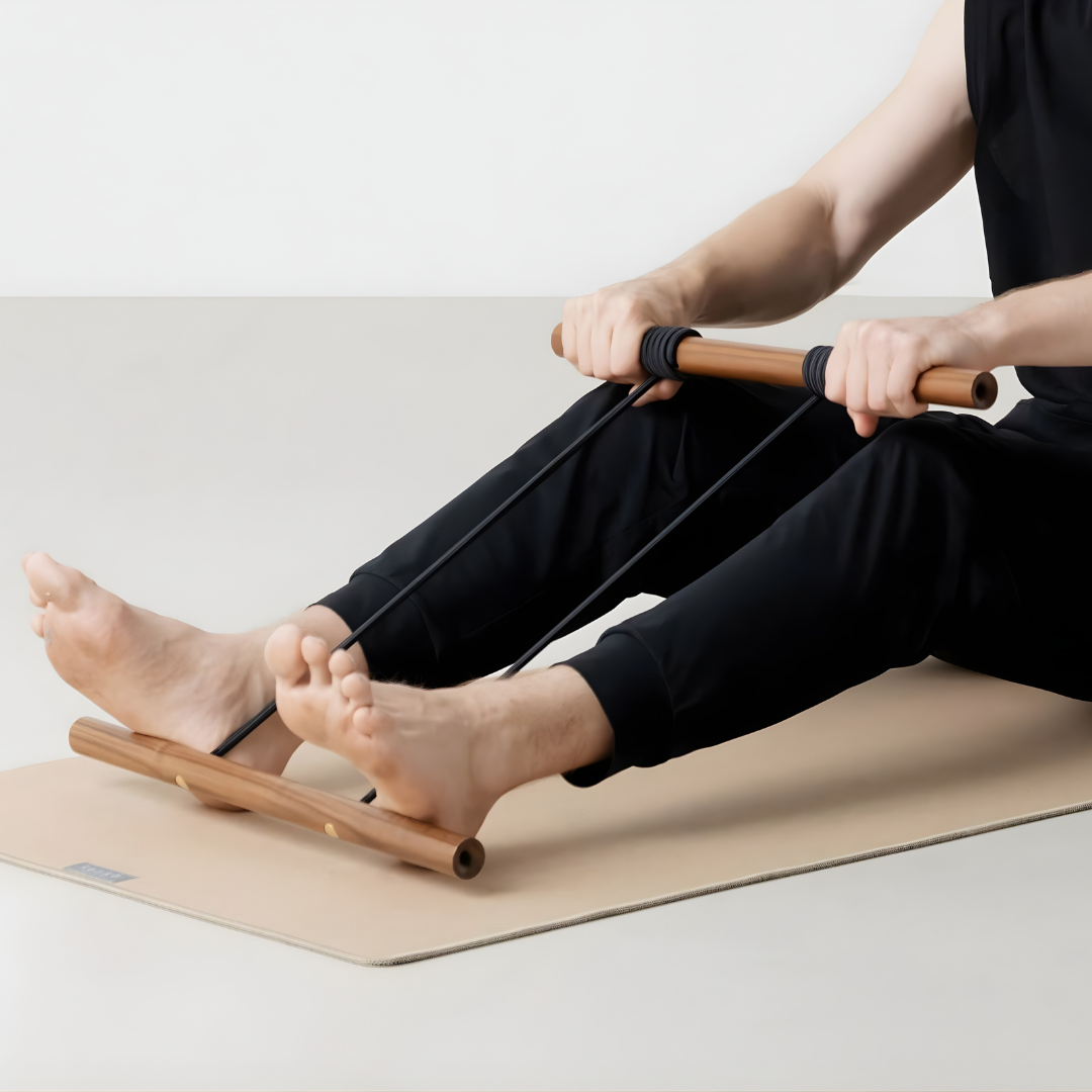 User stretching the elastic band of the Expander Big.